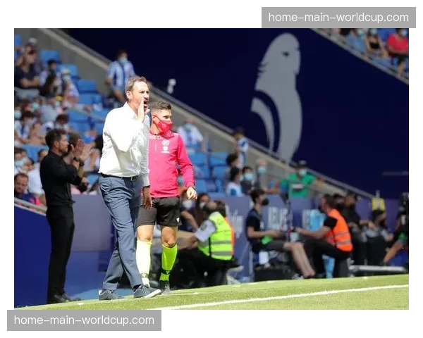 暖心一幕，斯特拉斯堡球迷为客队受伤球员鼓掌致意